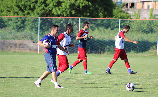 Doriva comandou treino que definiu equipe para estreia
