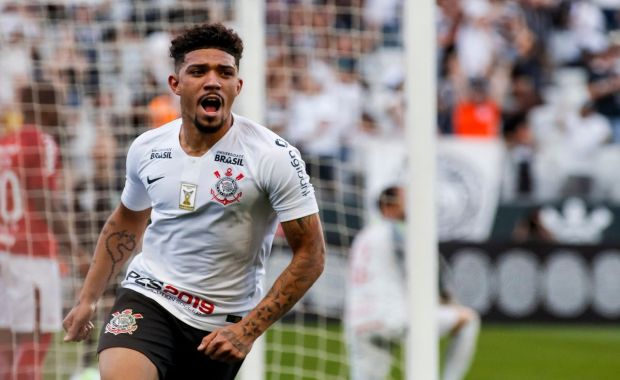 Corinthians vai a justiça contra dívida cobrada pelo ex-volante Douglas Augusto 