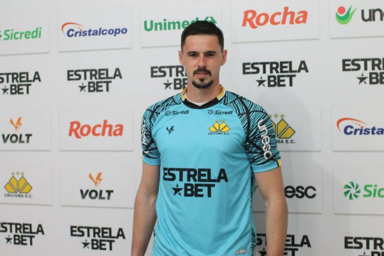 matheus teixeira, emprestado pelo bahia, vestindo a camisa do criciúma