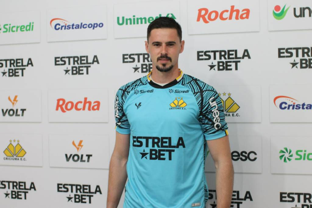 matheus teixeira, emprestado pelo bahia, vestindo a camisa do criciúma