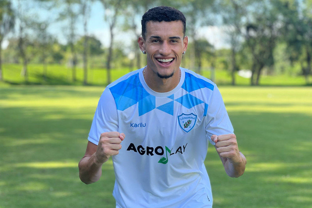 Everton vestindo a camisa do Londrina; ele é jogador do bahia