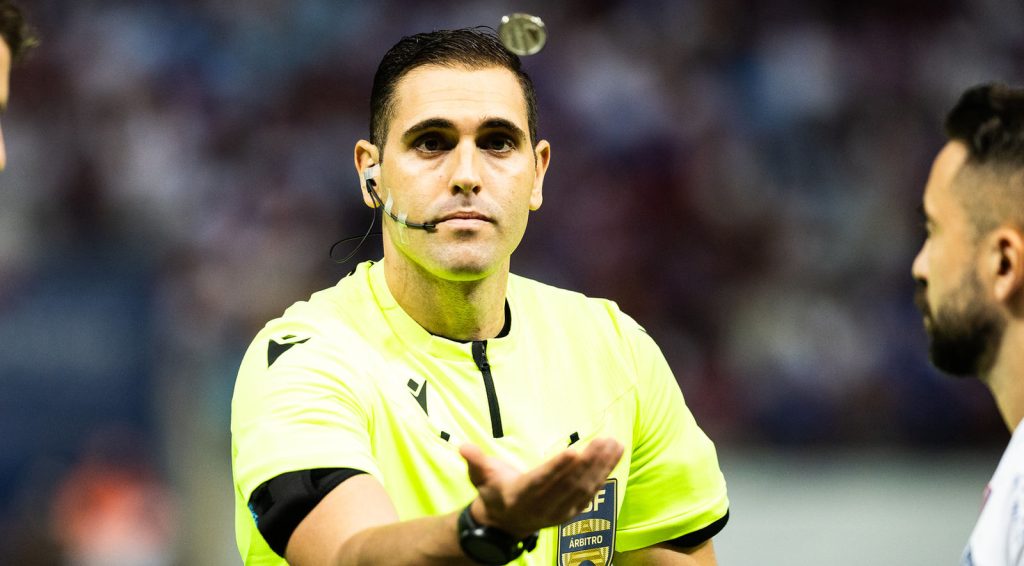 Árbitro João Vitor Gobi - SP (expulsão de david)