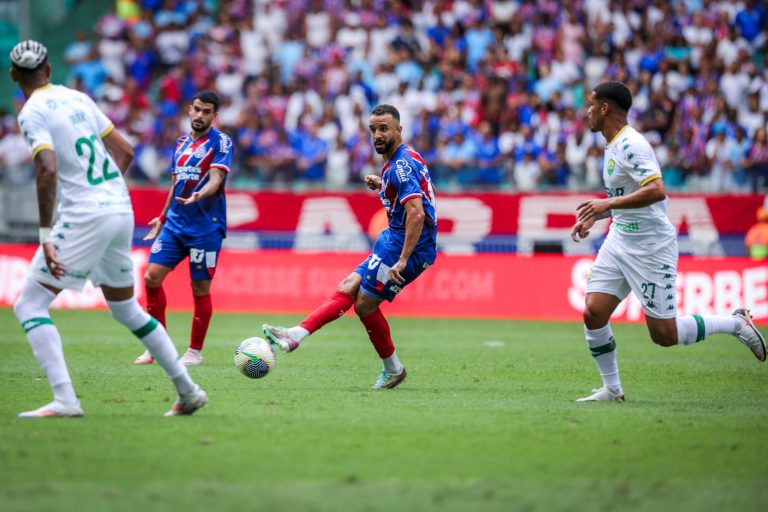 Caio Alexandre dando passe em jogo do Bahia