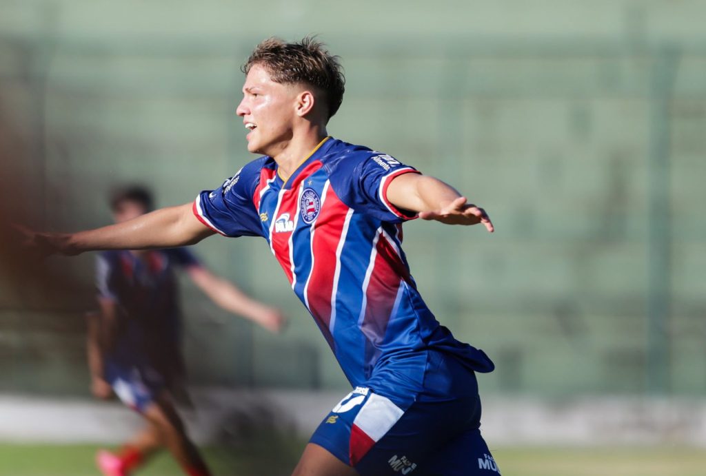 Dell, atacante do Bahia, comemorando um gol pelo time sub-17