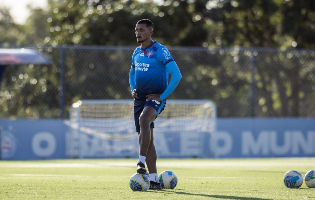 Rezende com bola no pé durante treino do bahia