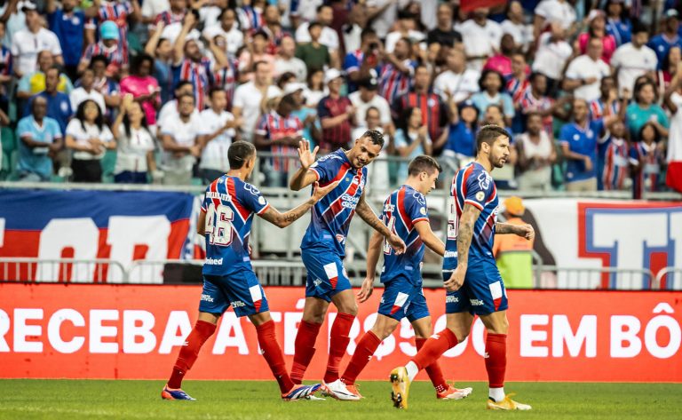 Jogadores do Bahia comemoram gol na Fonte Nova