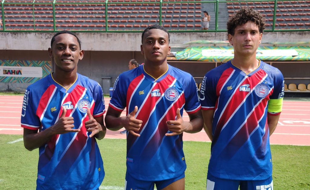 Time do Bahia sub-17 comemorando uma vitória