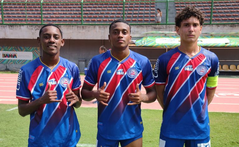 Time do Bahia sub-17 comemorando uma vitória