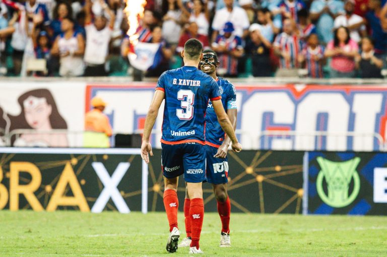 Kanu olhando para Gabriel Xavier em jogo do Bahia