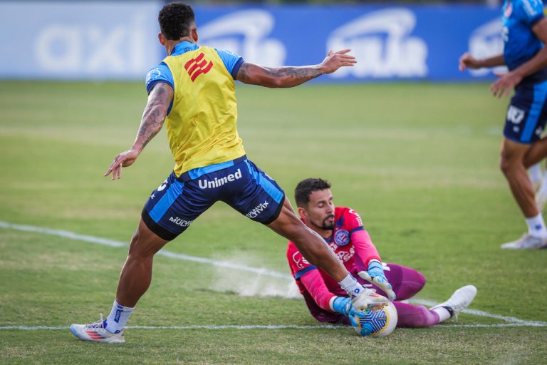 Rafael Ratão divide bola com Marcos Felipe em treino do Bahia