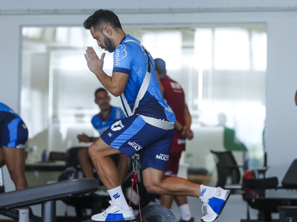 Everton Ribeiro fazendo atividade física em treino do Bahia