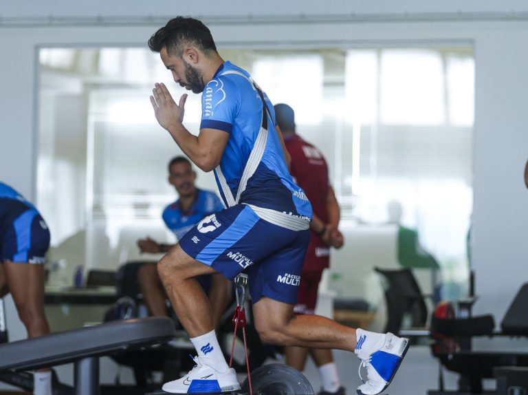 Everton Ribeiro fazendo atividade física em treino do Bahia