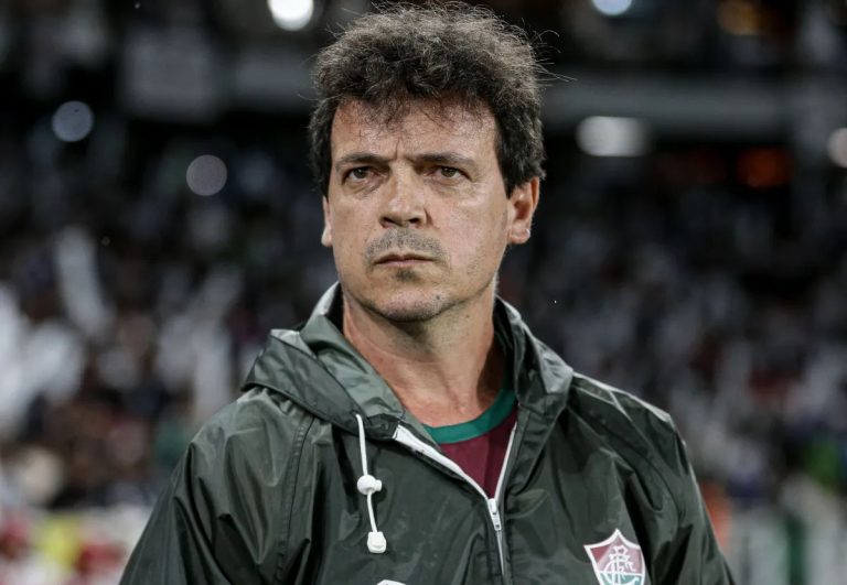 Novo treinador do Cruzeiro, Fernando Diniz aparece em foto vestindo roupa do Fluminense, seu ex-clube