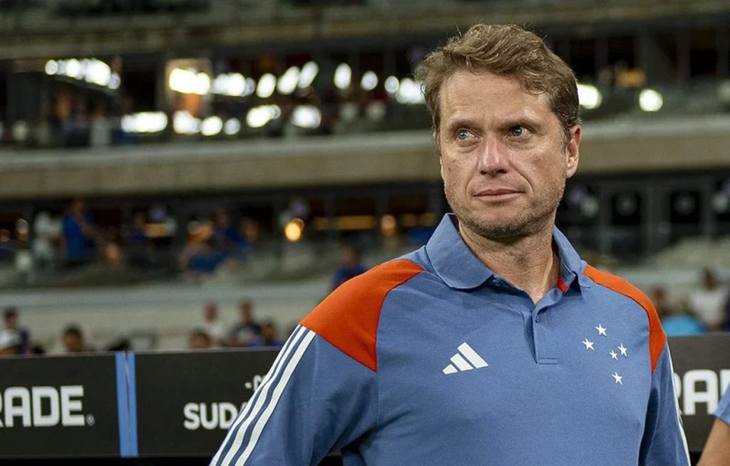 Fernando Seabra durante jogo como técnico do Cruzeiro e adversário do Bahia