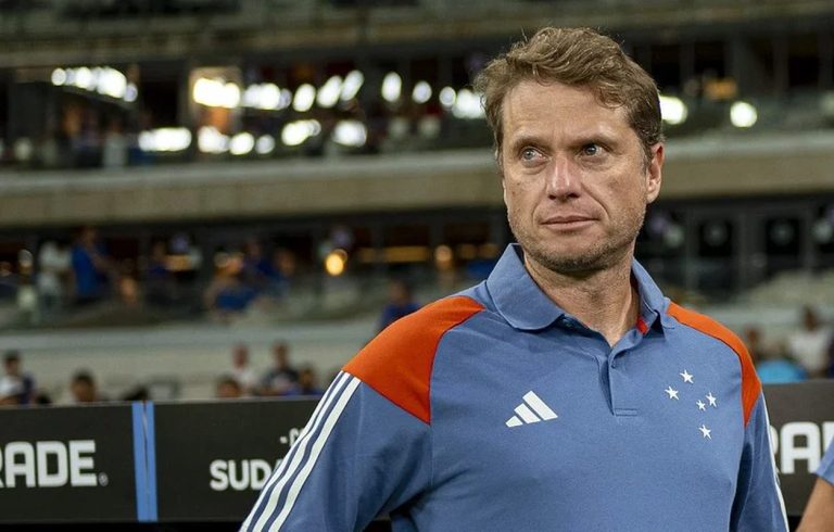 Fernando Seabra durante jogo como técnico do Cruzeiro e adversário do Bahia