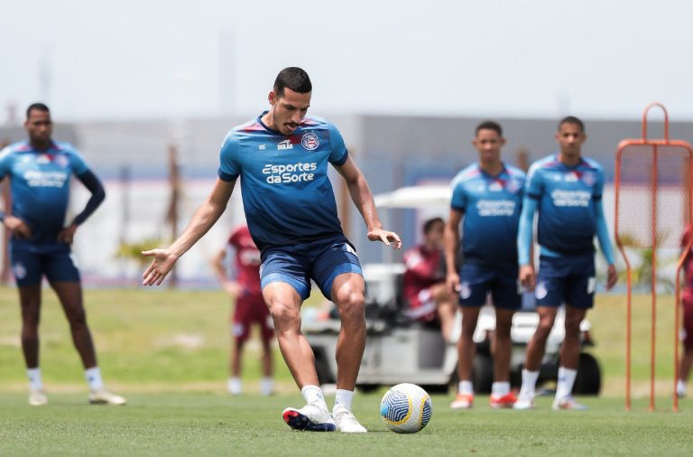 Gabriel Xavier chutando bola em treino no CT do Bahia