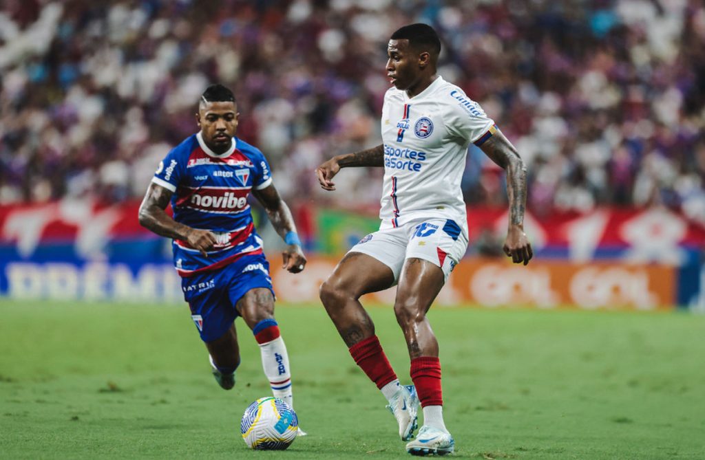 Jean Lucas com a bola no pé em jogo do Bahia