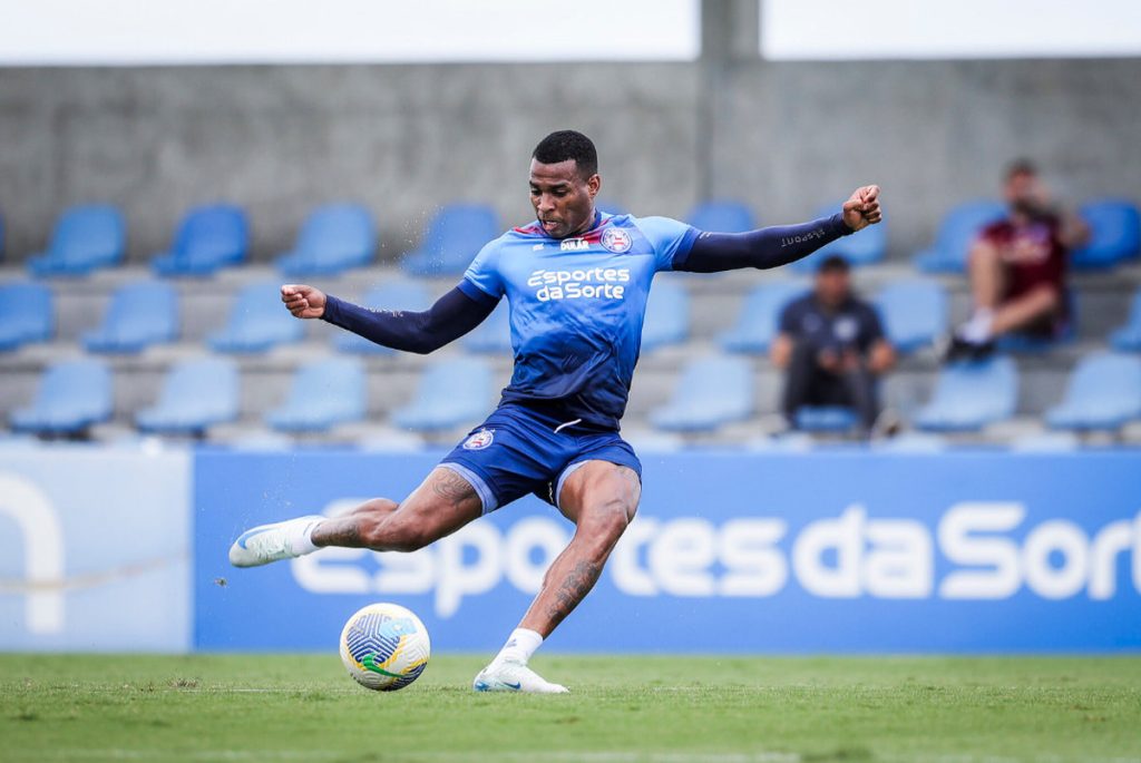 Jean Lucas chutando bola em treino do bahia