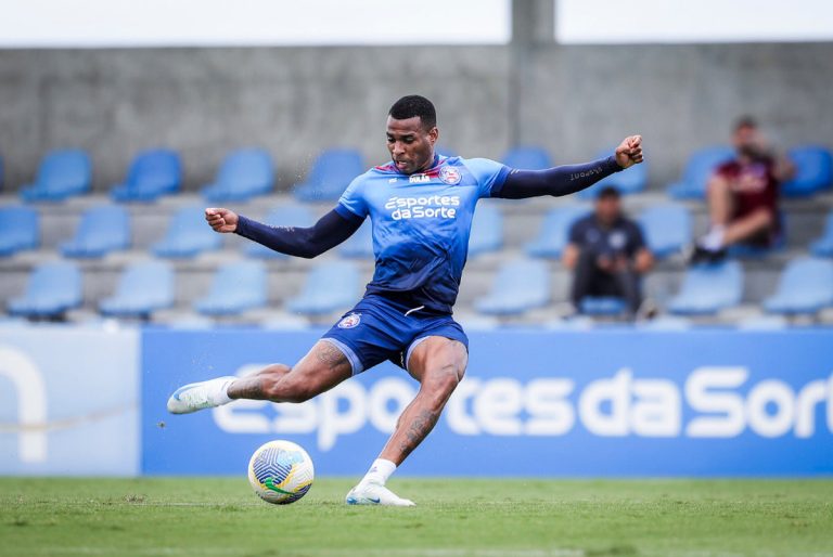Jean Lucas chutando bola em treino do bahia