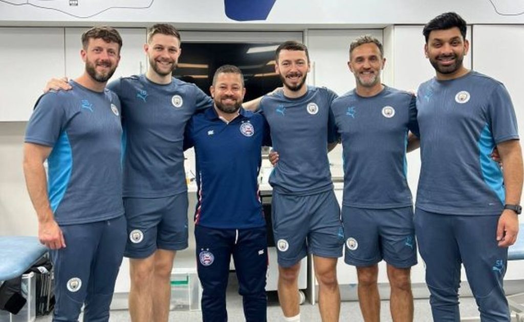 Erivan Gomes, profissional do Bahia, ao centro em foto com profissionais do Manchester City