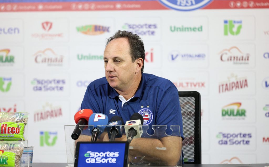 Rogério Ceni concedendo entrevista coletiva no bahia