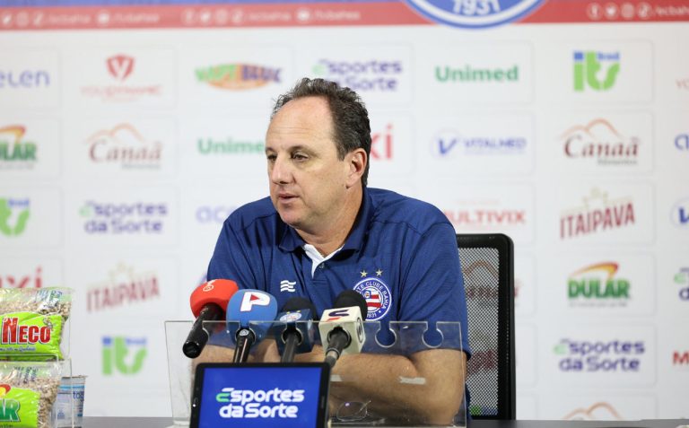 Rogério Ceni concedendo entrevista coletiva no bahia