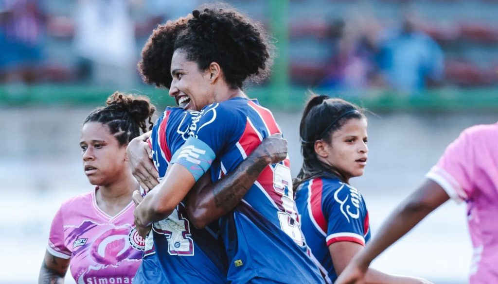Jogadoras do time feminino do Bahia comemoram gol