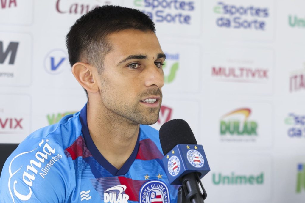 Acevedo em entrevista coletiva no Bahia