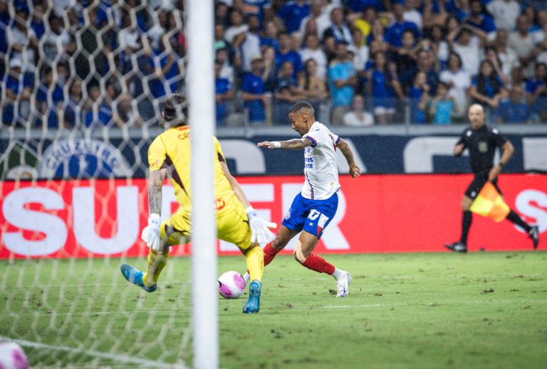 ademir chutando para o gol em cruzeiro x bahia