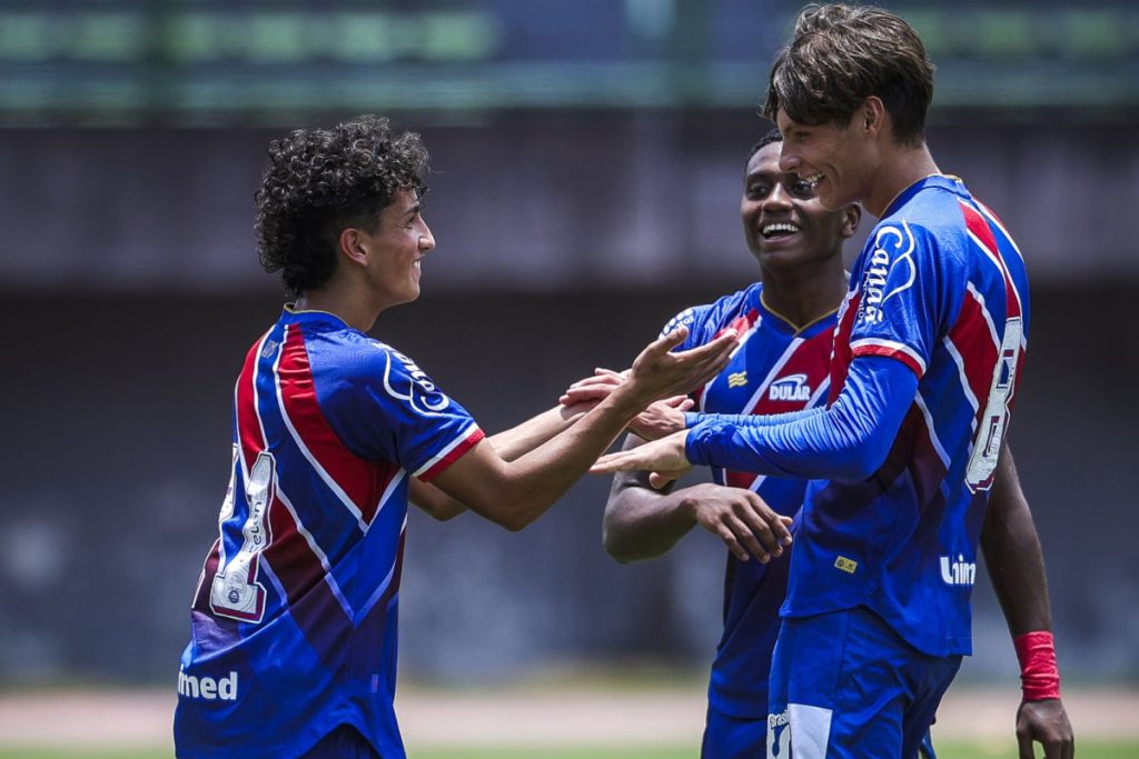 Bahia sub-17 comemorando gol