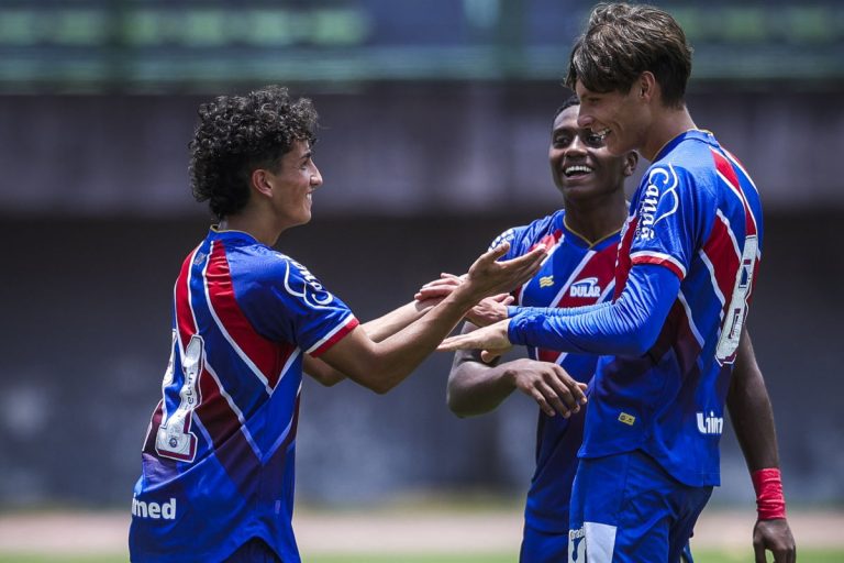 Bahia sub-17 comemorando gol