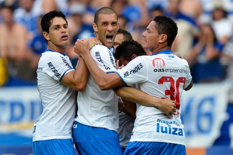Bahia em 2013 comemorando gol sobre o cruzeiro