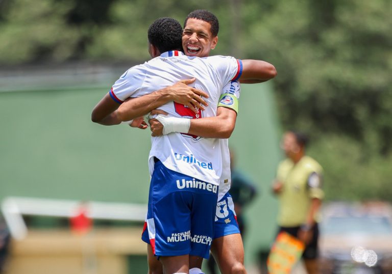 jogadores comemoram gol do bahia sub-17