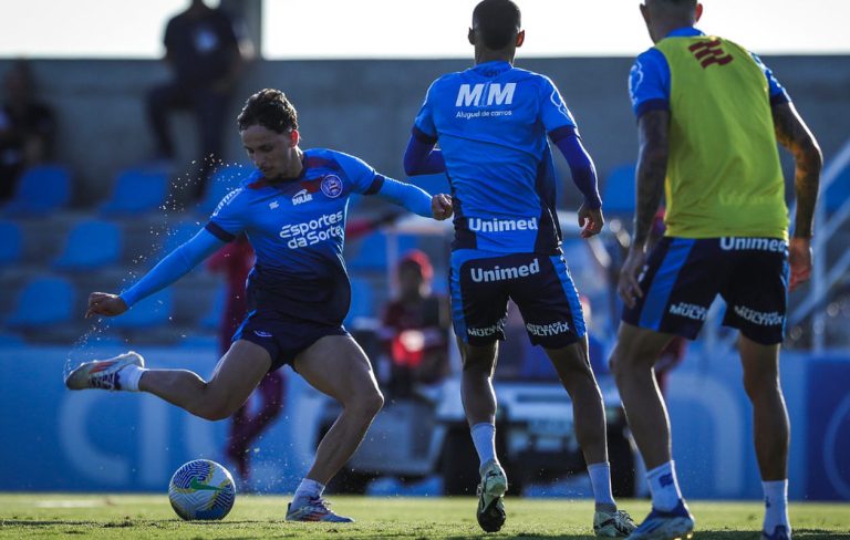 Biel chutando bola em treino do bahia no ct