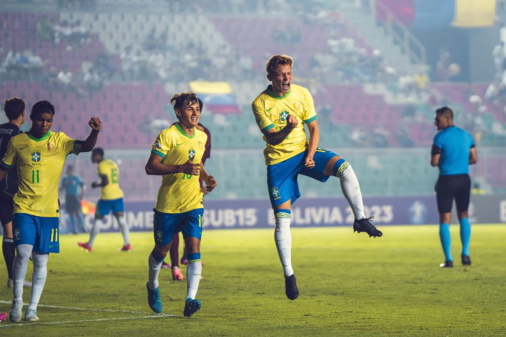dell comemorando um dos gols pelo brasil sub-16