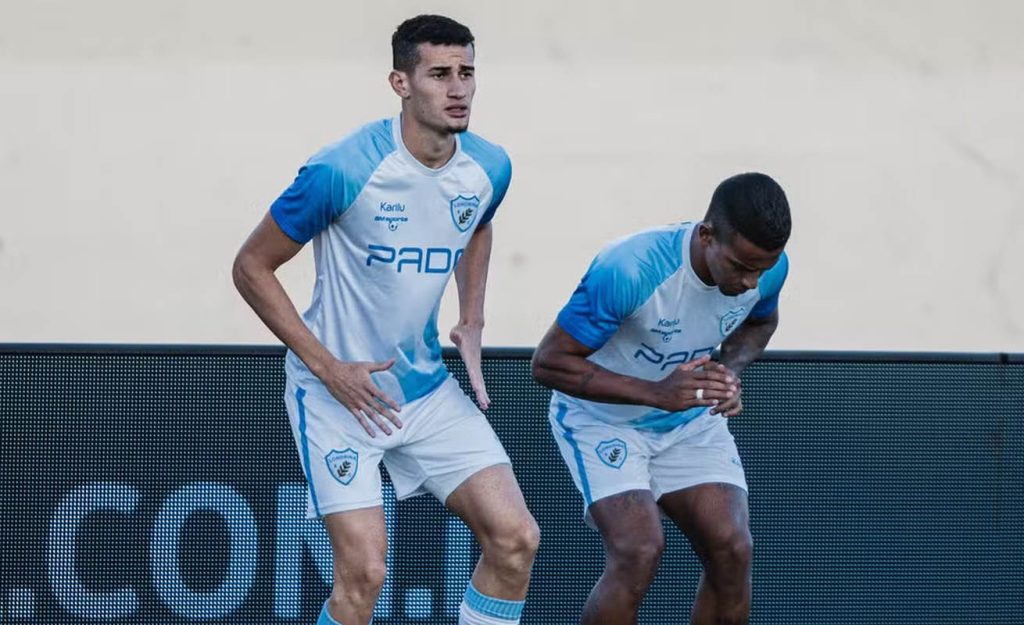 everton, emprestado pelo bahia, em treino do londrina