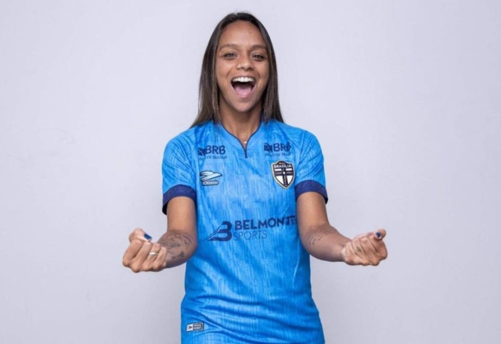 ju oliveira com a camisa do real brasília antes de chegar ao bahia