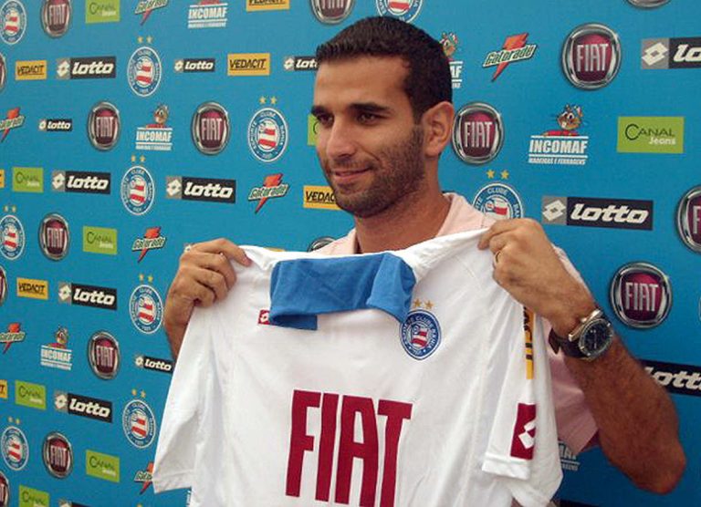 léo medeiros quando atuava como jogador sendo apresentado pelo bahia