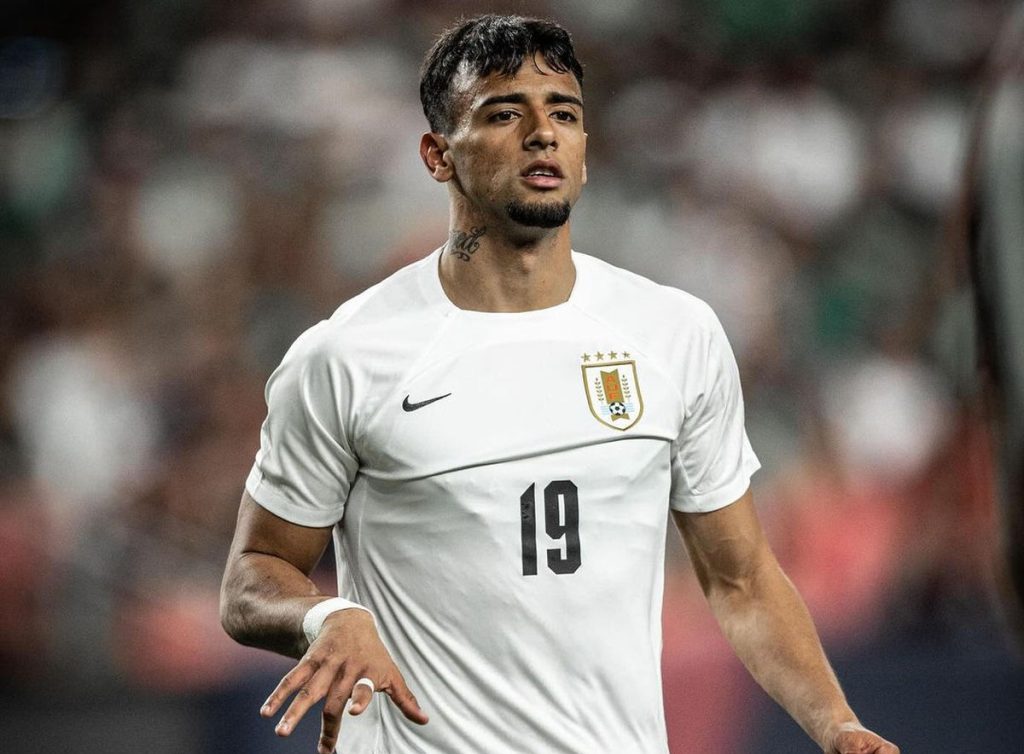 Lucho Rodríguez, do bahia, em campo pelo Uruguai