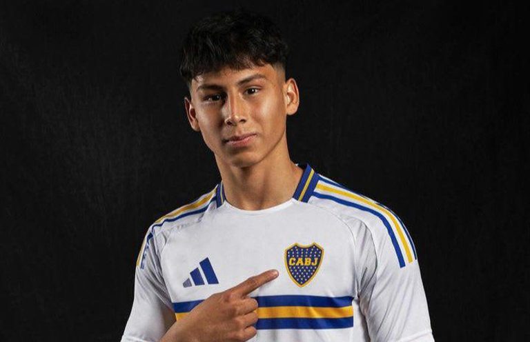 luka andrade, alvo do grupo city, com a camisa do boca juniors