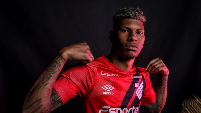 marcos victor, do bahia, com a camisa do athletico