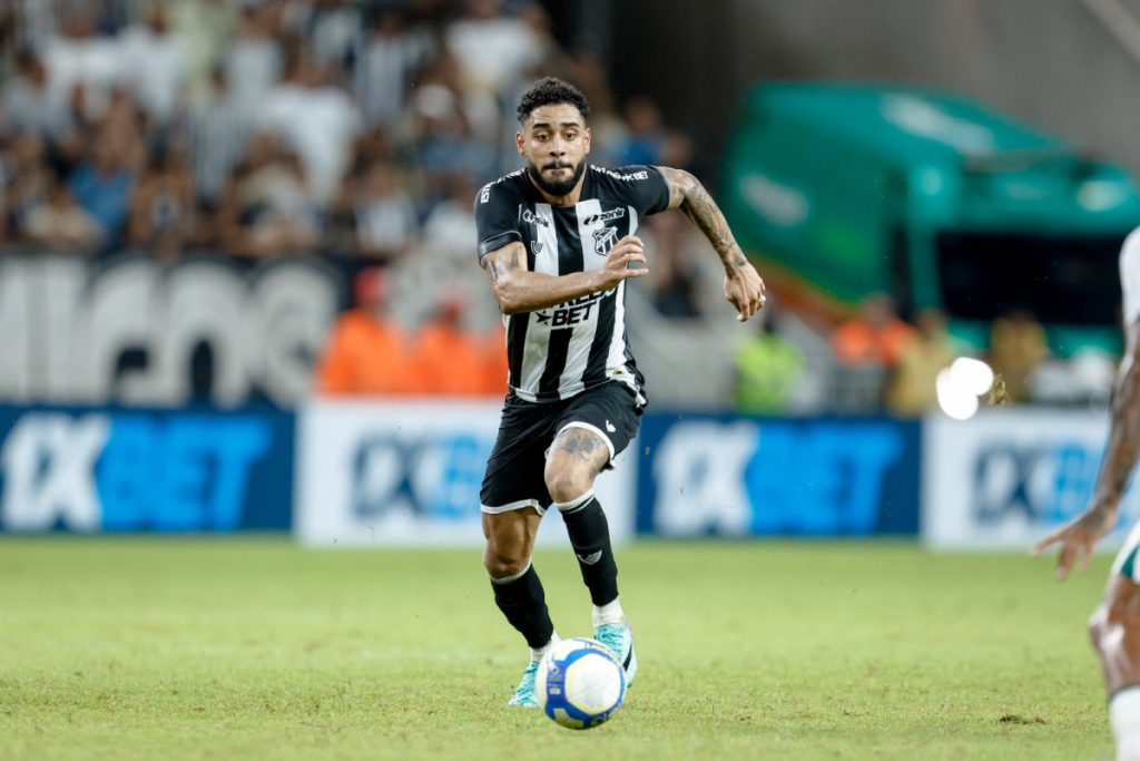 Matheus bahia em jogo pelo ceará