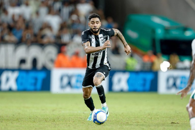 Matheus bahia em jogo pelo ceará