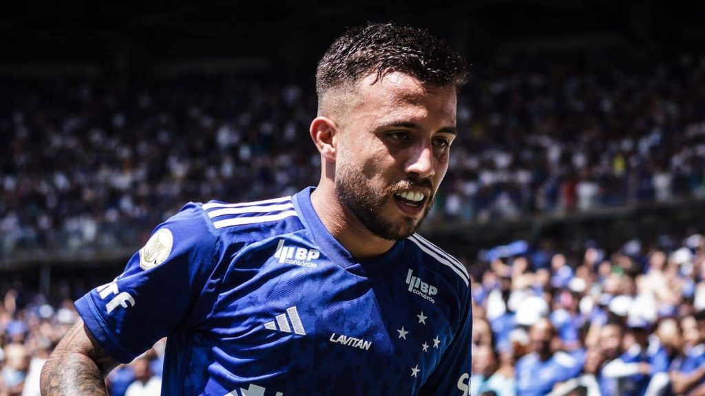 matheus henrique em campo pelo cruzeiro