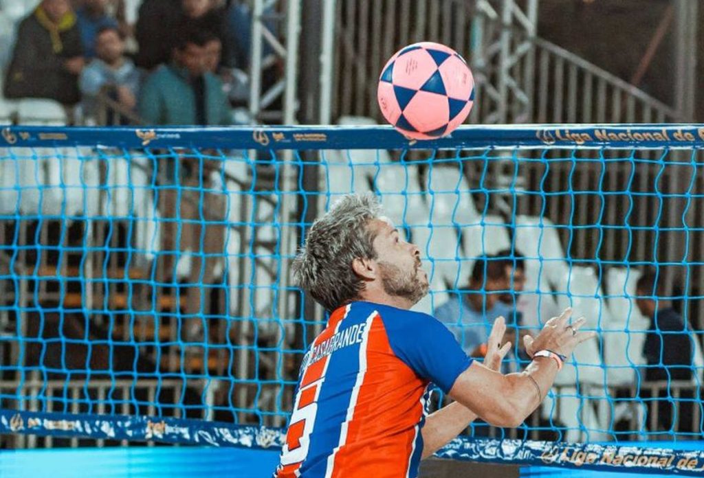 preto casagrande em jogo de futevôlei pelo bahia