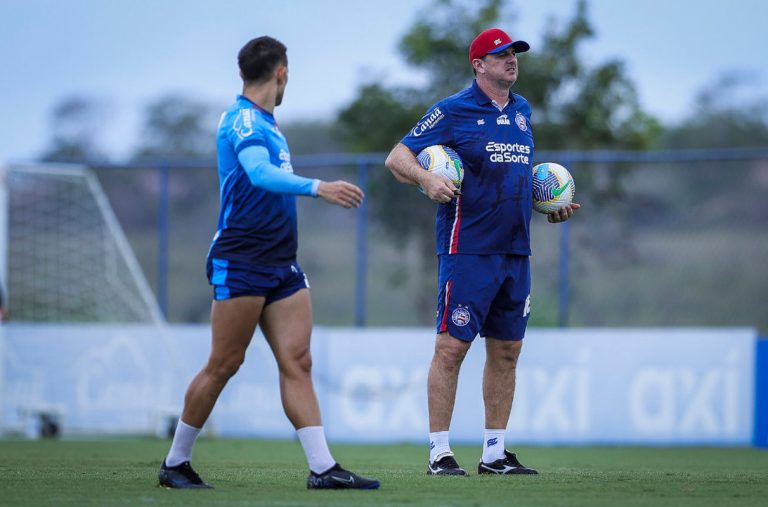 Rogério ceni comandando treino do bahia com acevedo em campo