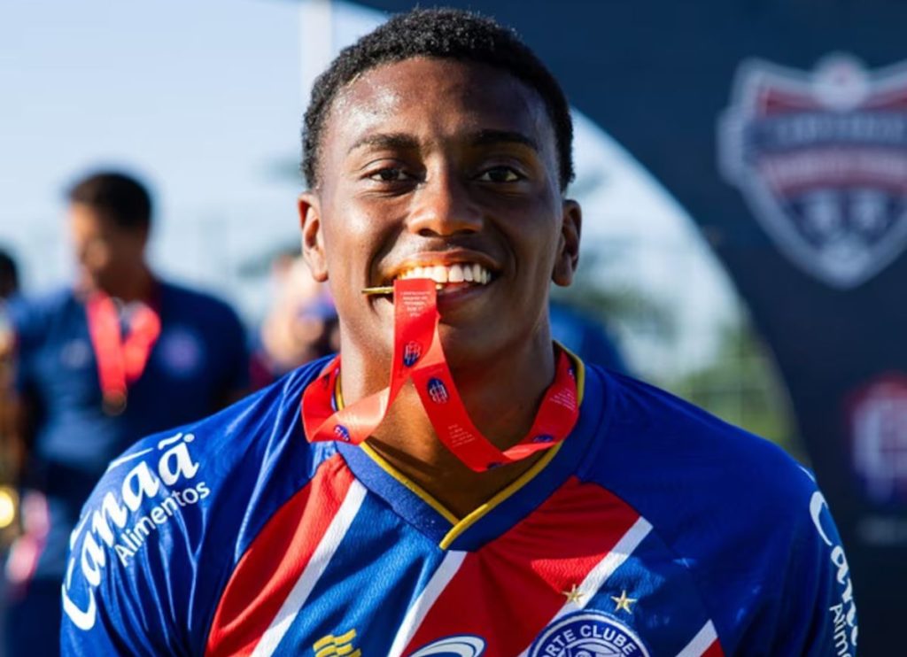 ryan nascimento, jogador do bahia, comemorando título