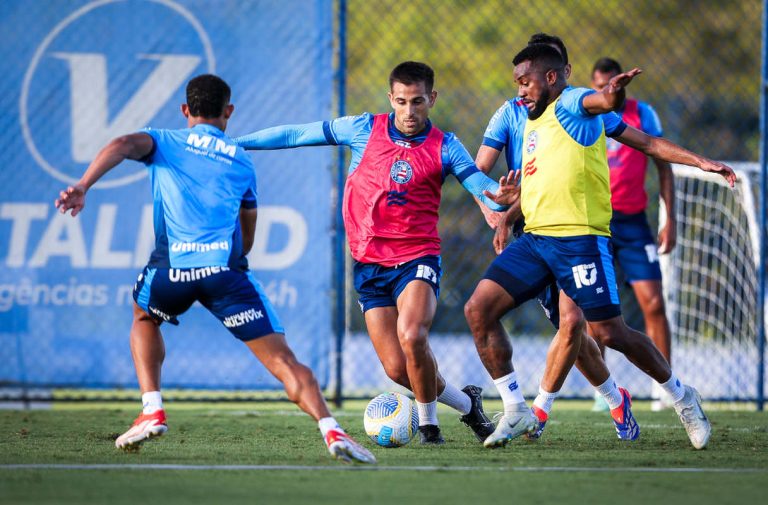 Acevedo, Cicinho e jogadores do bahia em treino