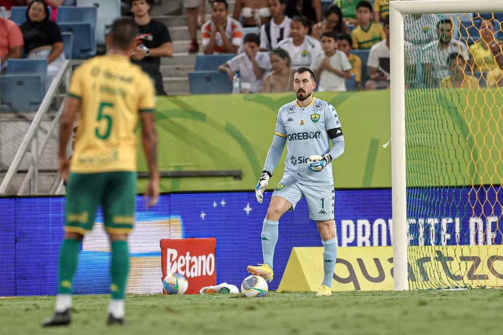 goleiro do cuiabá em jogo