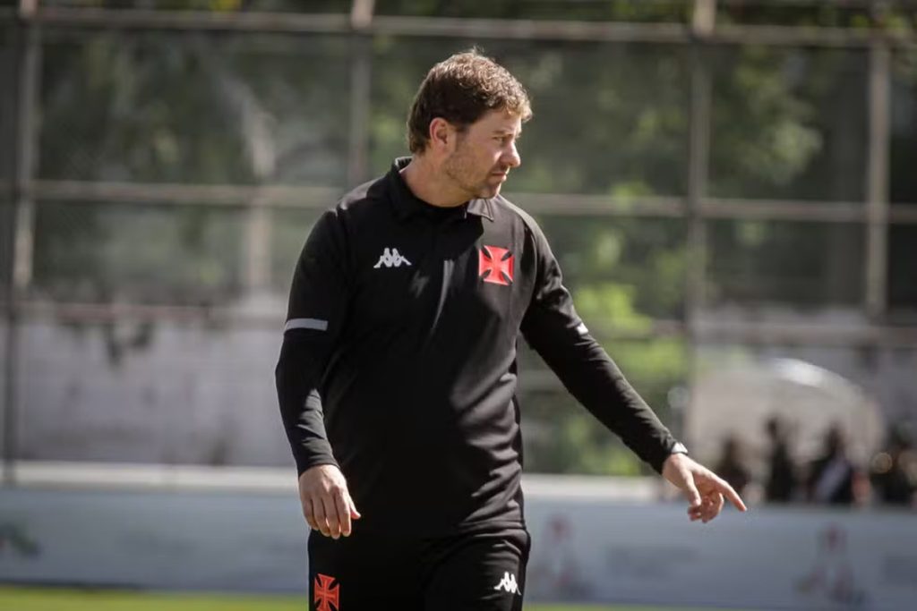 rafael paiva demitido pelo vasco, adversário do baia